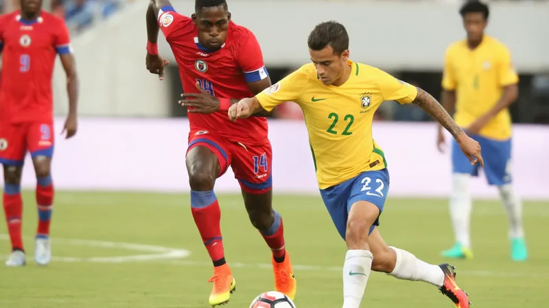 Marcelin recorda seu gol histórico contra o Brasil — Football World James Marcelin comemora seu gol contra o Brasil na Copa América Centenário, com o estádio ao fundo e companheiros de equipe correndo para abraçá-lo.