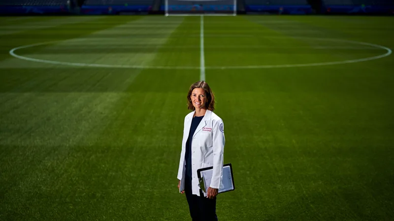 Médica pioneira de Curaçao no grande palco do futebol — Football Dra. Suzanne Huurman, médica de Curaçao, em campo com a equipe durante a Copa do Mundo de 2026 — latest news and analysis.