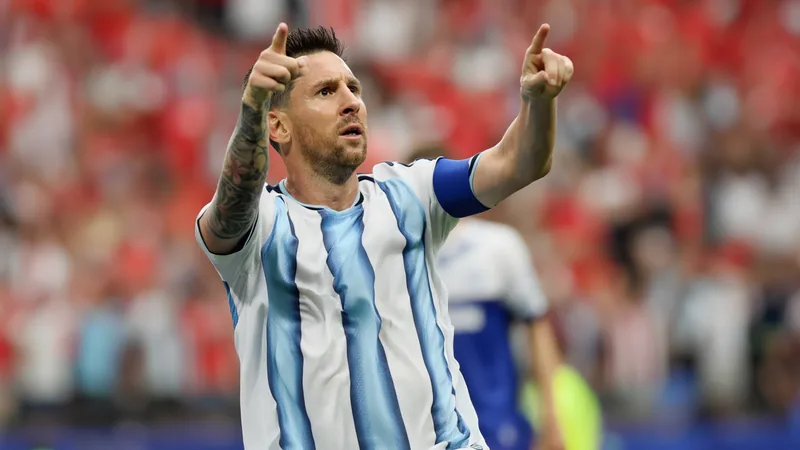 Messi se torna o maior artilheiro da história das Copas do Mundo Lionel Messi comemorando um gol com a camisa da Argentina em um estádio lotado, erguendo os braços e sorrindo. — latest news and analysis.