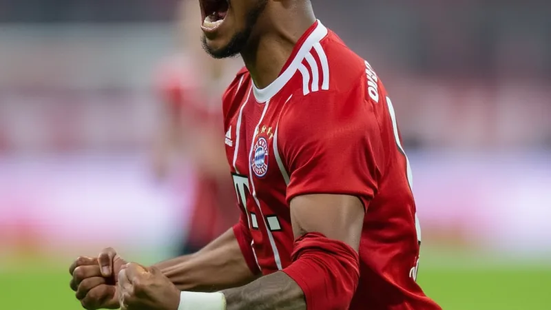 Michael Olise, meia-atacante do Bayern de Munique, comemora após uma assistência, vestindo o uniforme vermelho do clube, em um estádio lotado.