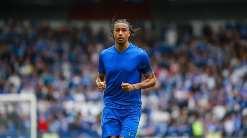 Michael Olise, jogador do Crystal Palace, em campo com a camisa 10, driblando um adversário durante uma partida da Premier League.
