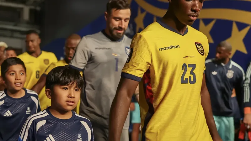 Moisés Caicedo, meio-campista do Chelsea, usando a braçadeira de capitão da seleção equatoriana durante um treino, com a bandeira do Equador ao fundo.