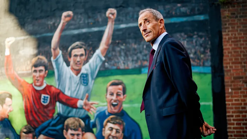Mural em homenagem ao herói da Copa Sir Geoff Hurst é inaugurado em Mural em homenagem ao herói da Copa Sir Geoff Hurst é inaugurado em sua cidade natal