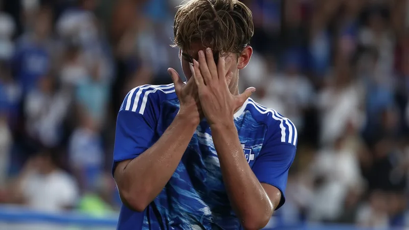 Nico Paz quer ficar no Como por mais uma temporada — Football World Jovem jogador argentino Nico Paz com a camisa do Como durante uma partida da Serie A, em estádio italiano lotado. — latest news and analysis.