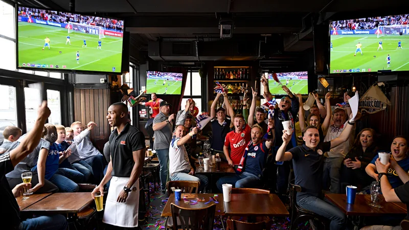 Onde assistir à Copa do Mundo em Yorkshire — Football World Cup News Pub tradicional em Yorkshire com bandeiras da Copa do Mundo e torcedores animados assistindo a um jogo em uma grande tela