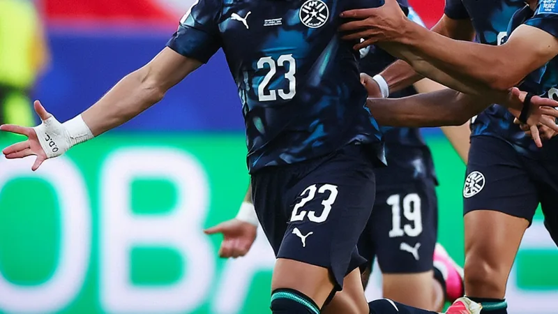 Paraguai elimina Turquia da Copa do Mundo de 2026 — Football World Jogadores paraguaios comemorando o gol de Miguel Almirón no Estádio Defensores del Chaco, em Assunção, com a torcida ao fundo.