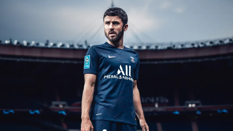 Bradley Barcola, atacante do PSG, comemora um gol no Parque dos Príncipes, em Paris, com a torcida ao fundo. — latest news and analysis.