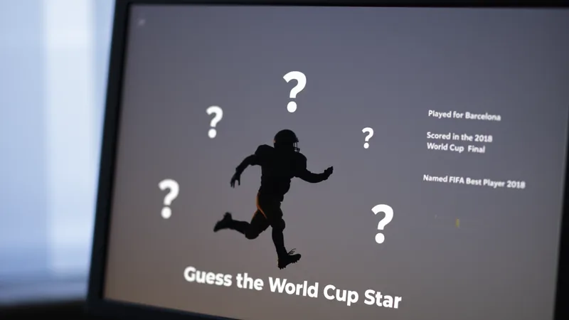 Quem sou eu? Adivinhe a estrela do Mundial nº 11 — Football World Cup Jogador de futebol em ação no campo, com a camisa da seleção nacional, durante uma partida da Copa do Mundo, sob luz de estádio lotado.