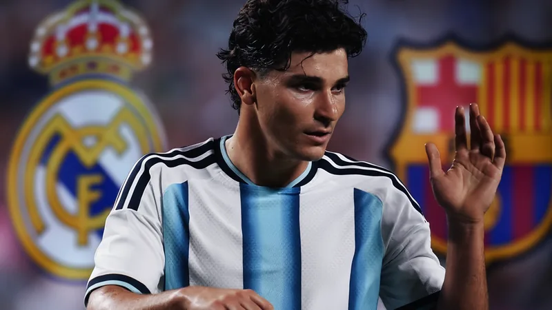 Julián Álvarez com a camisa do Atlético de Madrid durante uma partida, em ação no ataque, com torcida ao fundo — latest news and analysis.