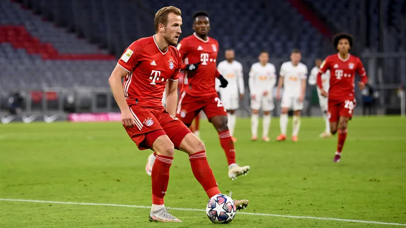 Recuar para marcar: por que Kane pode ser o falso 9 artilheiro da Harry Kane em campo com a camisa do Bayern de Munique, recuando para receber a bola enquanto defensores adversários o marcam, em um estádio lotado à