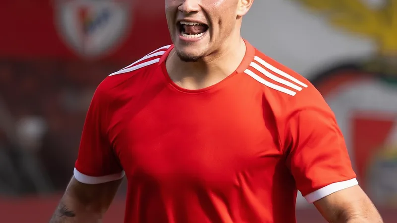Rennes fecha acordo com Benfica por Gonçalo Oliveira — Football World Gonçalo Oliveira, defesa-central do Benfica, em ação com a camisola da equipa B, num campo de futebol durante um jogo da Liga Portugal 2.