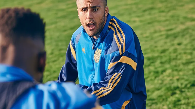 Rodri e Gavi durante treino da seleção espanhola, com Gavi dando uma entrada forte em Rodri, que parece surpreso. — latest news and analysis.