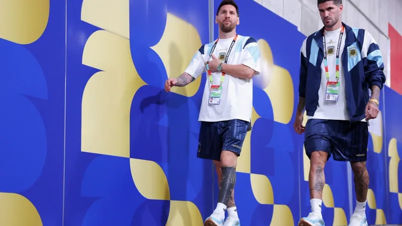 Rodrigo de Paul e Lionel Messi sorrindo durante um treino da seleção argentina, com bandeiras da Argentina ao fundo — latest news and analysis.