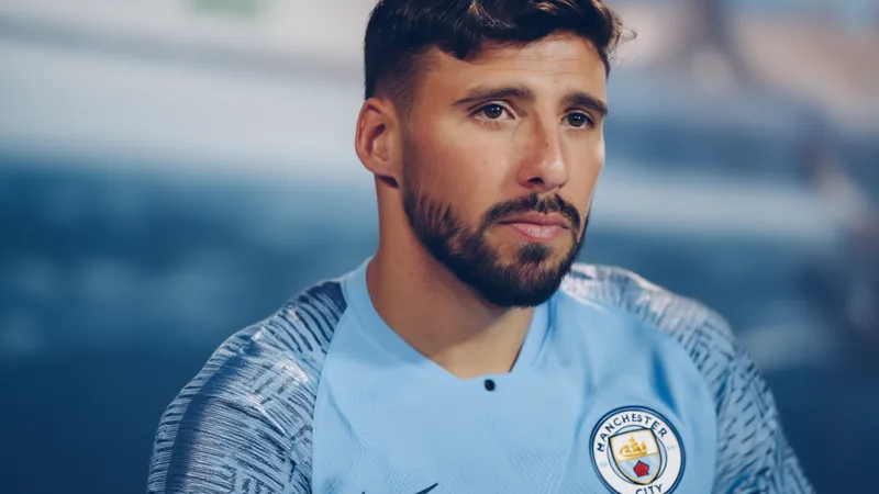 Rúben Dias desconversa sobre possível transferência para o Real Rúben Dias, defesa-central do Manchester City, em ação durante um jogo, com a camisola do clube, a evitar responder a perguntas sobre o Real Madrid.