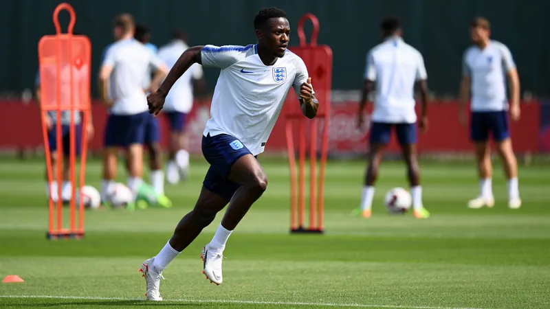 Saka improvável de começar contra Gana, diz Tuchel — Football World Jogador Bukayo Saka com a camisa da Inglaterra durante aquecimento em campo de futebol, com expressão concentrada — latest news and analysis.