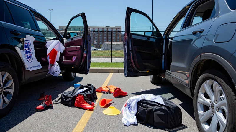 Seleção inglesa tem equipamento roubado antes de jogo — Football Jogadores da seleção inglesa em campo de treino com equipamento de futebol espalhado, sob luz do dia, em Kansas City — latest news and analysis.