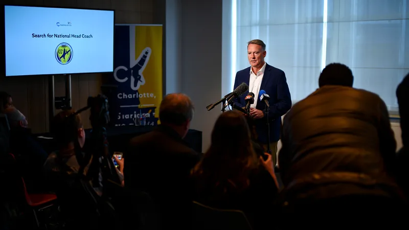 Ian Maxwell, diretor-executivo da Associação Escocesa de Futebol, falando em uma coletiva de imprensa em Charlotte, Carolina do Norte.