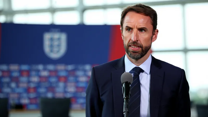 Southgate explica por que recusou ser comentarista na Copa do Mundo Gareth Southgate, ex-técnico da seleção inglesa, em um estúdio de TV, com um microfone e fones de ouvido, enquanto uma tela ao fundo mostra um jogo