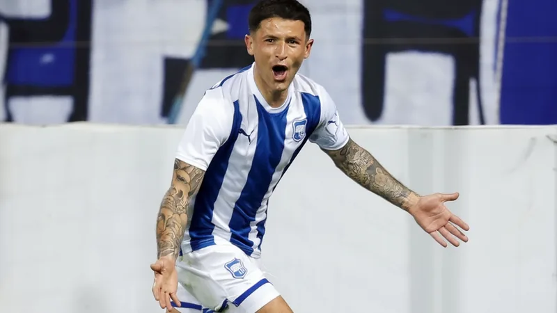 Stefano Sensi acerta com CSKA Sofia após cláusula de rescisão Jogador Stefano Sensi com a camisa do CSKA Sofia em campo, segurando a bola, com estádio ao fundo — latest news and analysis.