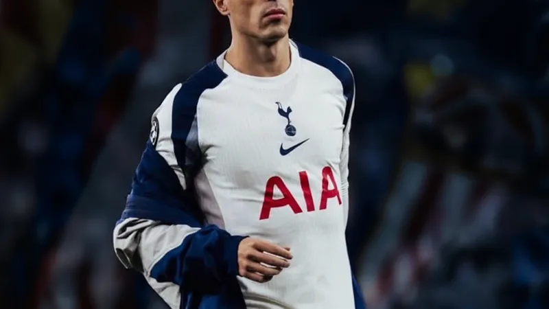Jogador Pedro Porro com a camisa do Tottenham em campo, com fundo do estádio e torcida ao fundo — latest news and analysis.