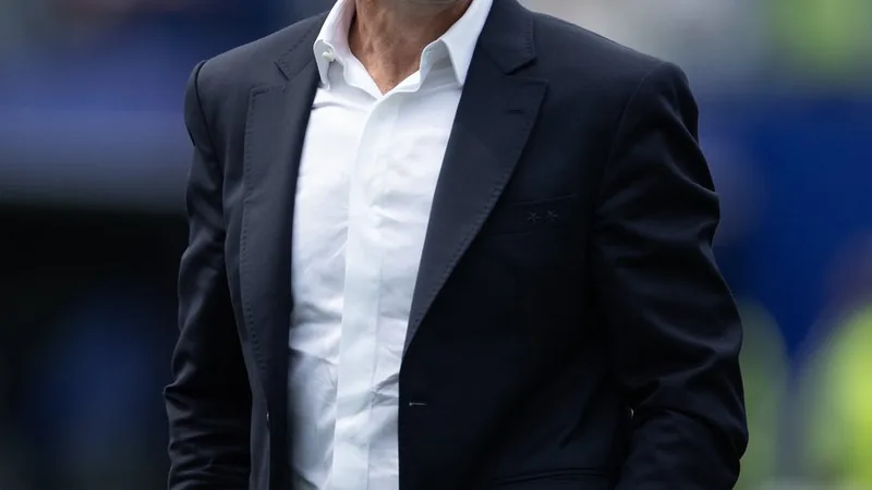 Morre a mãe de Didier Deschamps, técnico da França — Football World Didier Deschamps, técnico da seleção francesa, com expressão séria durante uma coletiva de imprensa, usando um blusão azul da França.