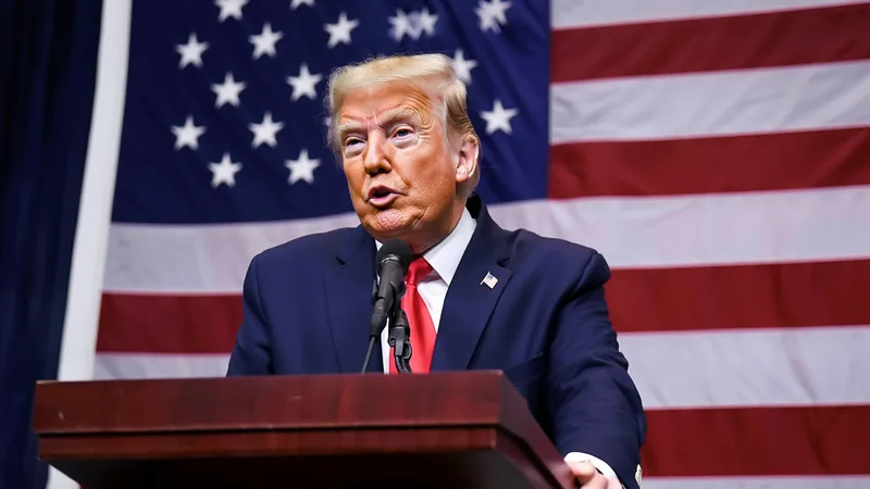 Trump confirma que assistirá à Copa do Mundo — Football World Cup News Donald Trump discursando em um comício político na Flórida, com bandeiras americanas ao fundo e um palco iluminado. — latest news and analysis.