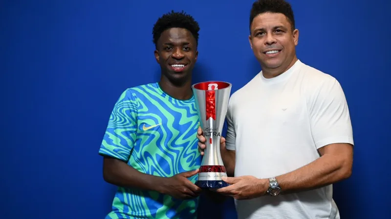 Vini Jr eleito Melhor em Campo pela FIFA em Brasil x Marrocos Vinícius Júnior, atacante brasileiro do Real Madrid, segurando o troféu de Melhor em Campo da FIFA no Estádio Ibn Batouta, em Tânger, Marrocos.