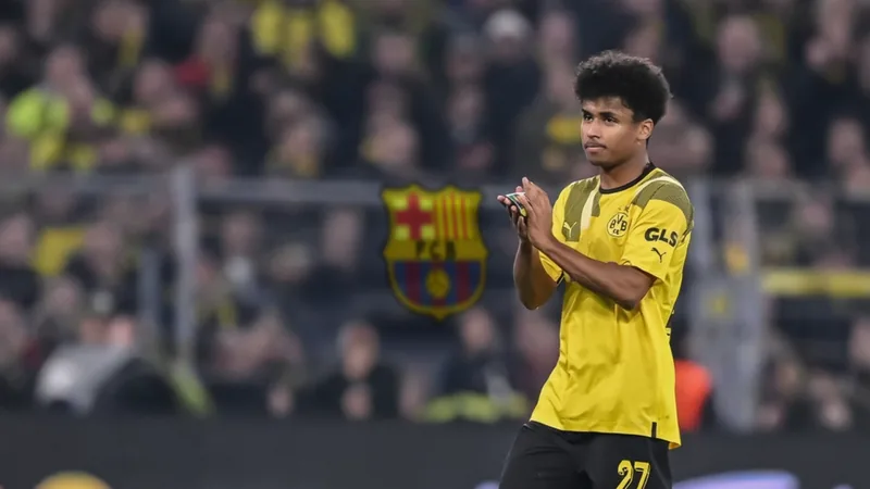 Adeyemi recusa renovar com Dortmund e espera acordo para ir ao Jogador Karim Adeyemi com a camisa do Borussia Dortmund em campo, olhando para a bola, com torcida ao fundo — latest news and analysis.