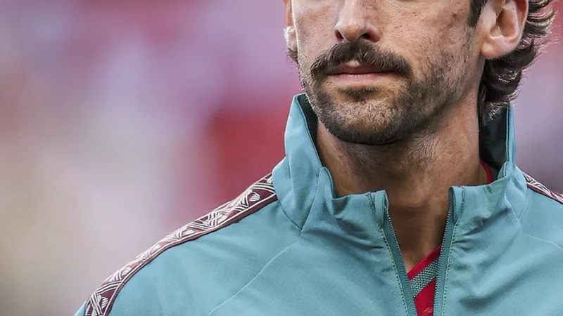 Al Ahli negocia contratação de Francisco Trincão ao Sporting Jogador Francisco Trincão com a camisola do Sporting a driblar durante um jogo de futebol, com adeptos ao fundo. — latest news and analysis.