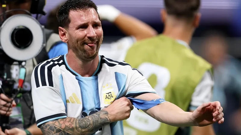 Argentina vira sobre Egito com Messi decisivo — Football World Cup Lionel Messi comemora um gol com os braços abertos, cercado por companheiros argentinos, no estádio lotado, com a torcida ao fundo em êxtase.