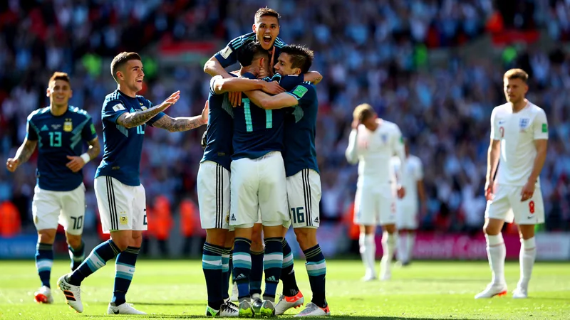 Argentina usará camiseta azul 'da sorte' contra Inglaterra — Football Jogadores da Argentina em campo com uniforme azul escuro, torcida ao fundo, no Atlanta Stadium durante a semifinal da Copa do Mundo.