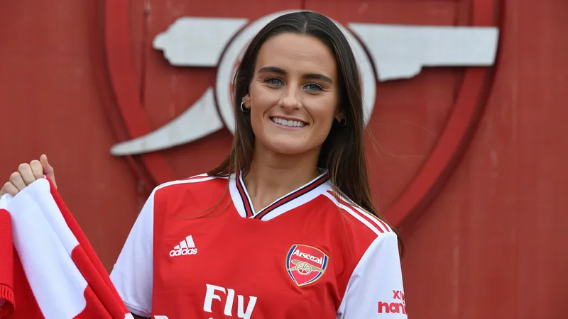 Jovem atacante alemã Lisa Baum segurando a camisa do Arsenal em frente ao Emirates Stadium em Londres — latest news and analysis.