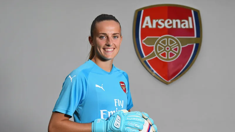 Arsenal contrata jovem guarda-redes dinamarquesa Damm — Football Jovem guarda-redes dinamarquesa Isabella Damm com a camisola do Arsenal, sorrindo, em frente ao estádio Emirates em Londres.