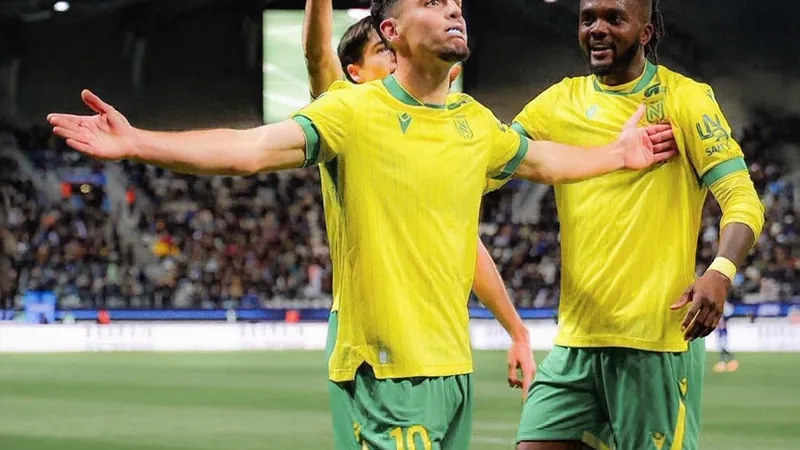 Jovem jogador de futebol Matthis Abline com a camisa do Nantes em campo, sorrindo, com estádio ao fundo — latest news and analysis.