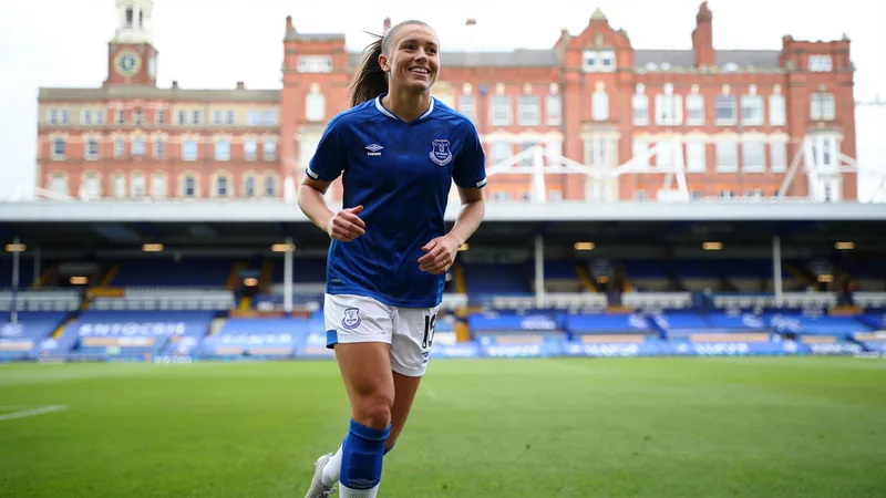 Atacante galesa Cain retorna ao Everton após saída do Leicester Jogadora de futebol feminino comemorando gol com a camisa do Everton em Goodison Park, torcida ao fundo — latest news and analysis.
