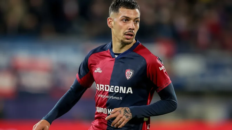 Jogador de futebol Gianluca Gaetano com a camisa do Cagliari durante uma partida, em ação no meio-campo. — latest news and analysis.