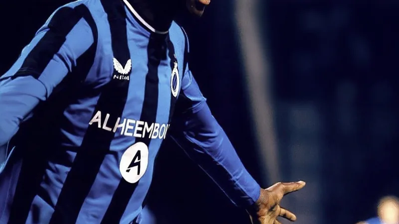 Barcelona prepara nova oferta por Jesse Bisiwu — Football World Cup Jovem jogador belga Jesse Bisiwu com a camisa do Club Brugge em campo, driblando um adversário durante uma partida de futebol.