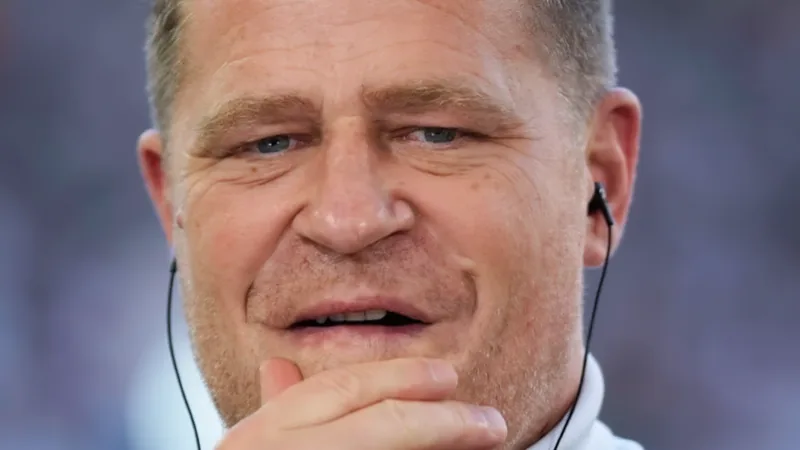 Bayern encerra contratações no verão, anuncia diretor Eberl Max Eberl, diretor esportivo do Bayern de Munique, em entrevista coletiva no Allianz Arena, com o logotipo do clube ao fundo.