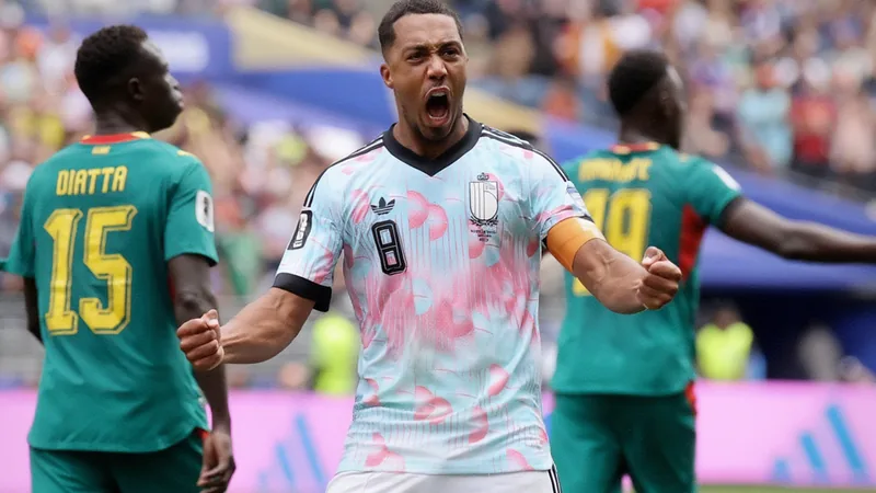 Bélgica 3-2 Senegal (prolongação) | Relato e melhores momentos Jogadores belgas comemoram o golo da vitória sobre o Senegal, com Youri Tielemans ao centro erguendo os braços, no estádio em Seattle.