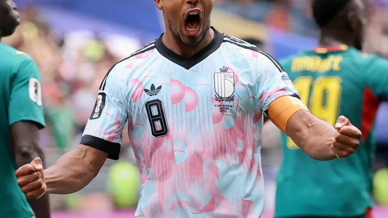 Bélgica busca empate e leva jogo para a prorrogação! — Football World Jogadores da Bélgica comemorando um gol em um estádio lotado durante a Copa do Mundo FIFA, com bandeiras e torcedores ao fundo.