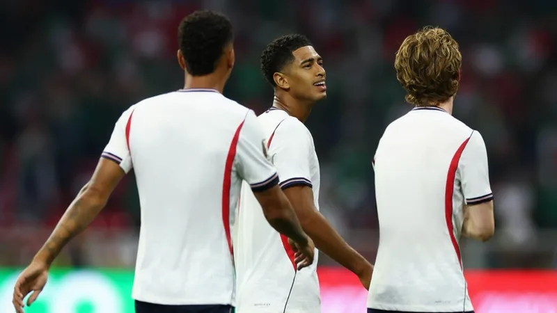 Bellingham evita falar sobre árbitro para não ser suspenso — Football Jude Bellingham, meia do Real Madrid, em campo com expressão séria, evitando olhar para o árbitro durante partida de futebol.