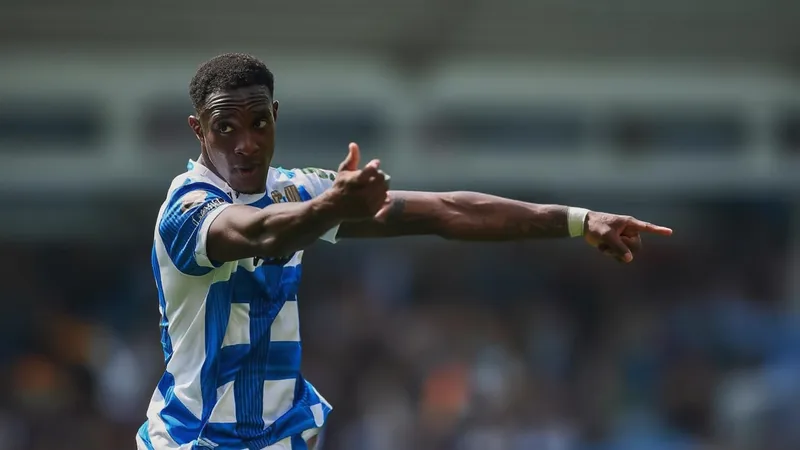 Chelsea avalia contratação de Danny Welbeck do Brighton — Football Jogador Danny Welbeck com a camisa do Brighton em campo, durante uma partida da Premier League, com torcida ao fundo. — latest news and analysis.