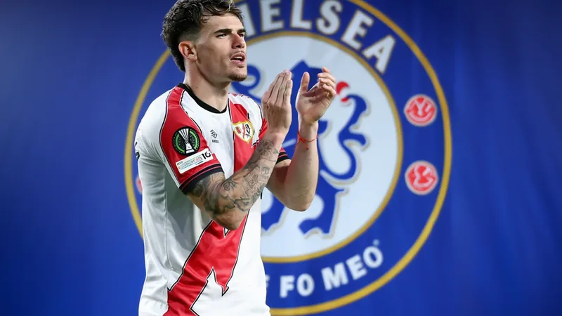 Chelsea intensifica negociações por lateral Pep Echevarria — Football Jogador de futebol Pep Echevarria em ação com a camisa do seu clube, em um campo de grama verde durante uma partida noturna.