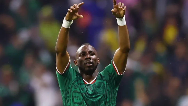 Julián Quiñones, atacante mexicano do Al-Ahli, em ação durante uma partida de futebol, com a camisa do clube saudita. — latest news and analysis.