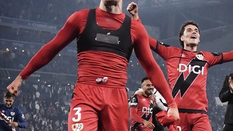 Chelsea negocia com Rayo Vallecano por lateral Pep Chavarría Jogador de futebol Pep Chavarría com a camisa do Rayo Vallecano durante uma partida, em campo gramado com torcida ao fundo.