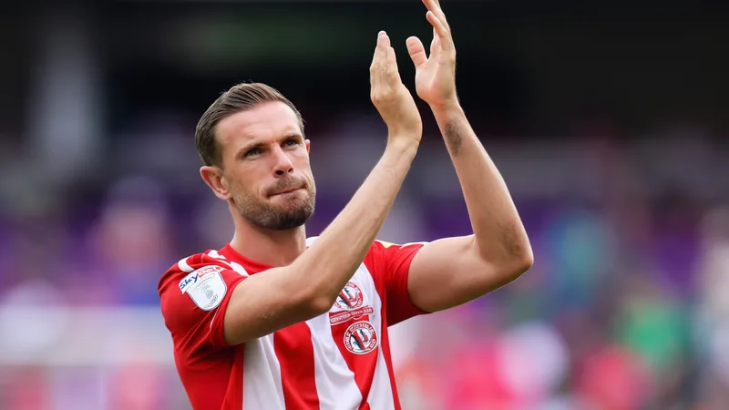 Jordan Henderson, volante inglês, com a camisa do Brentford em um estádio de futebol, durante uma partida da Premier League.