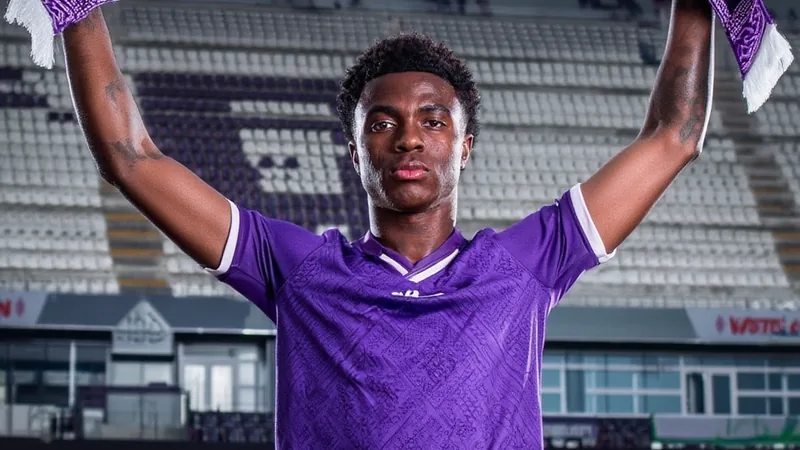 Chris Inao Oulaï reforça Fiorentina por €30 milhões — Football World Chris Inao Oulaï a segurar a camisola da Fiorentina no estádio Artemio Franchi, em Florença, durante a apresentação oficial