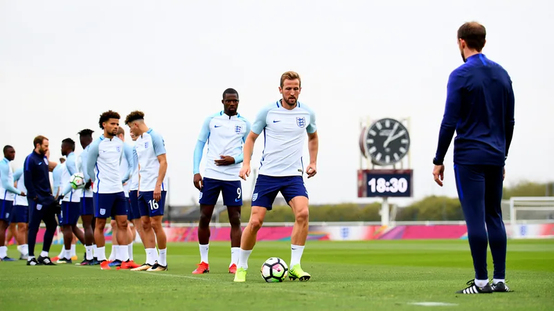 Caos de cinco horas e meia abala jogo da Inglaterra na Copa Estádio Azteca na Cidade do México sob céu nublado, com relâmpagos ao fundo, antes do jogo Inglaterra x México pela Copa do Mundo.