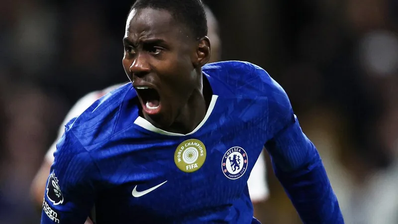Como e Inter de Milão: negociações por Chalobah — Football World Cup Trevoh Chalobah com a camisa do Chelsea durante uma partida de futebol, em campo iluminado à noite — latest news and analysis.