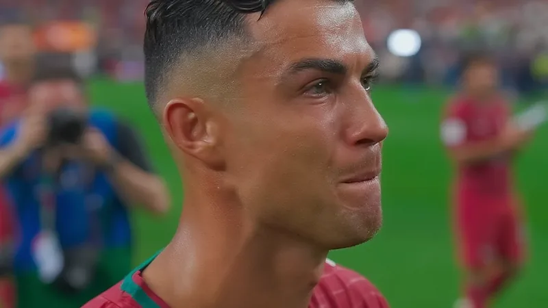 Cristiano Ronaldo confirma que esta foi sua última Copa do Mundo Cristiano Ronaldo emocionado, com lágrimas nos olhos, deixando o campo após a eliminação de Portugal na Copa do Mundo de 2022, no Catar.